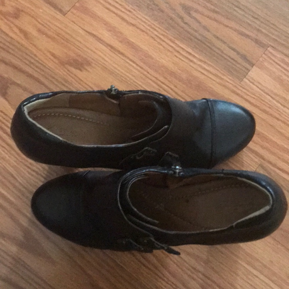 Black leather heeled shoes